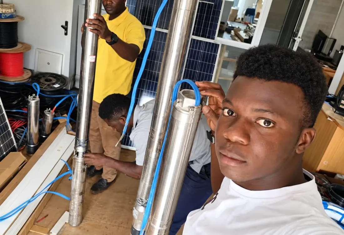 Techniciens préparant des pompes immergées à l'atelier