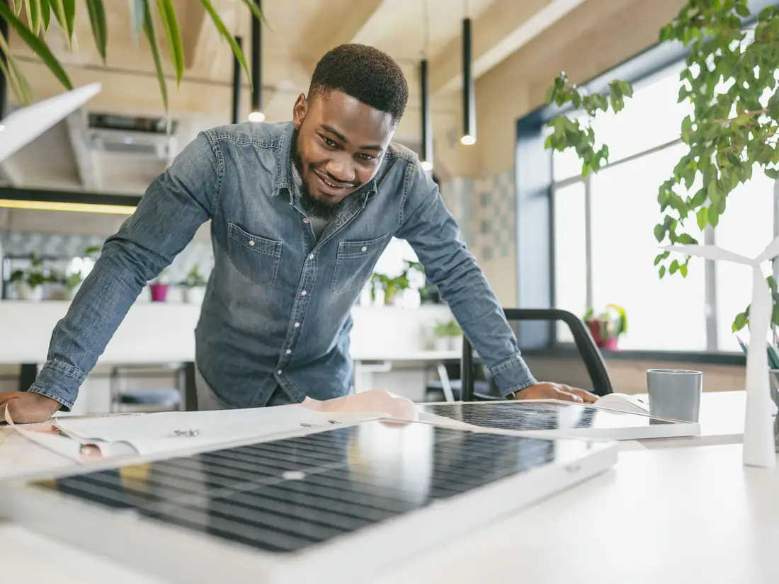 Ingénieur travaillant sur un module solaire au bureau d'études